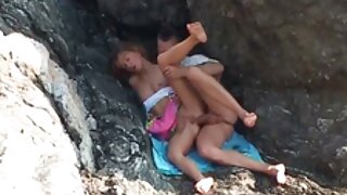 A játékos rejtett kamerás porno nyelvével a lány megnyalja a barátja punciját
